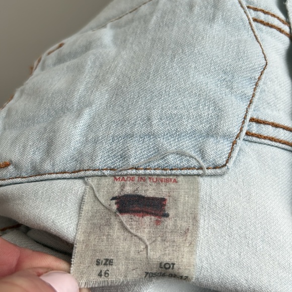 Levi’s Trucker Upcycled Lightwash Denim Vest Red Paisley Bandana Print Unisex - Picture 14 of 17